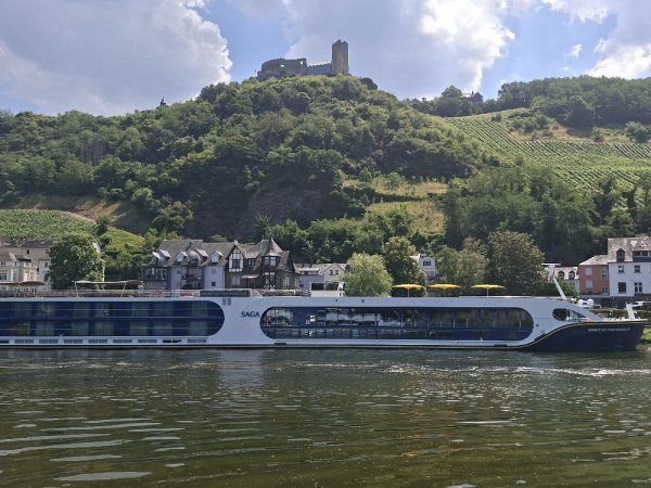 Foto:: Burg an der Mosel vom Schiff aus gesehen.